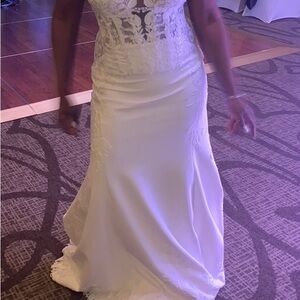 Elegant White Lace Wedding Gown